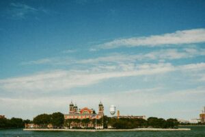 探索岛国移民潮：远离繁华的新生活选择与挑战