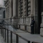 连接世界的桥梁：解读现代移民机构的角色与挑战