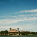 探索岛国移民之路：文化交织与生活新篇章