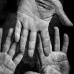 开启新生活：全面实用的现代移民指南解析